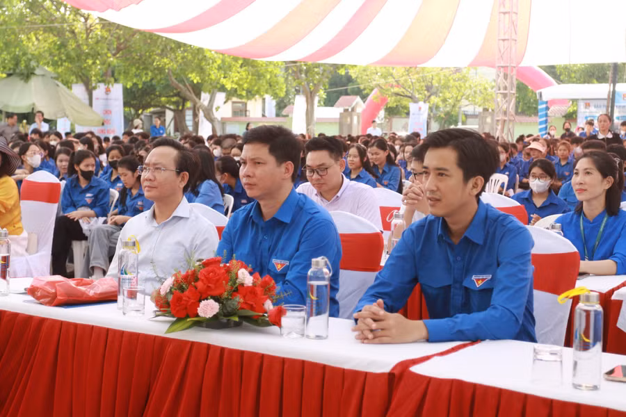 Đoàn viên, thanh niên và người lao động tỉnh Quảng Bình tham gia ngày hội.