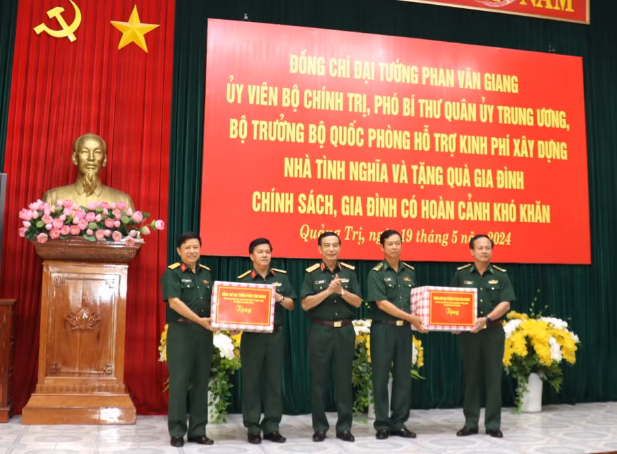 Lãnh đạo Bộ Quốc phòng tặng quà các lực lượng vũ trang.