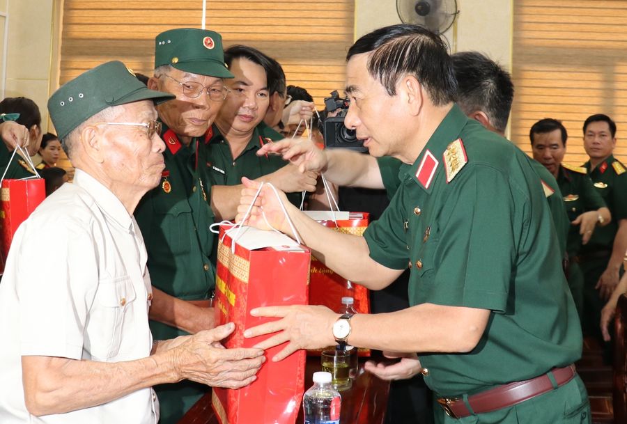 Đại tướng Phan Văn Giang, Bộ trưởng Bộ Quốc phòng tặng quà gia đình chính sách.