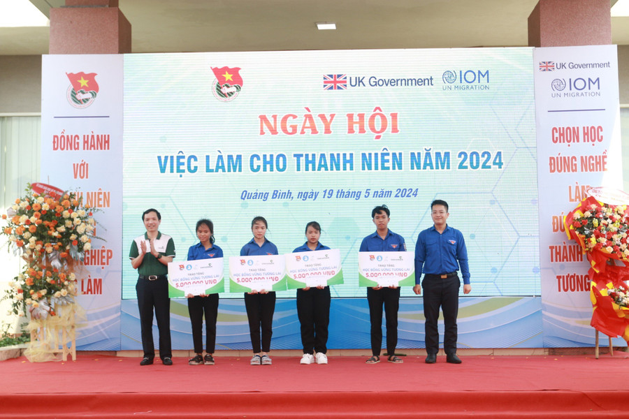 Ban Thường vụ Tỉnh đoàn Quảng Bình tặng học bổng cho những cá nhân xuất sắc. Ban Thường vụ Tỉnh đoàn Quảng Bình tặng học bổng cho những cá nhân xuất sắc.