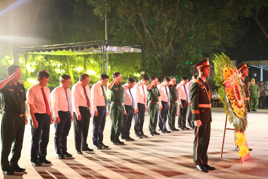 Lãnh đạo Đảng, Nhà nước dâng hương, dâng hoa tri ân các liệt sĩ.