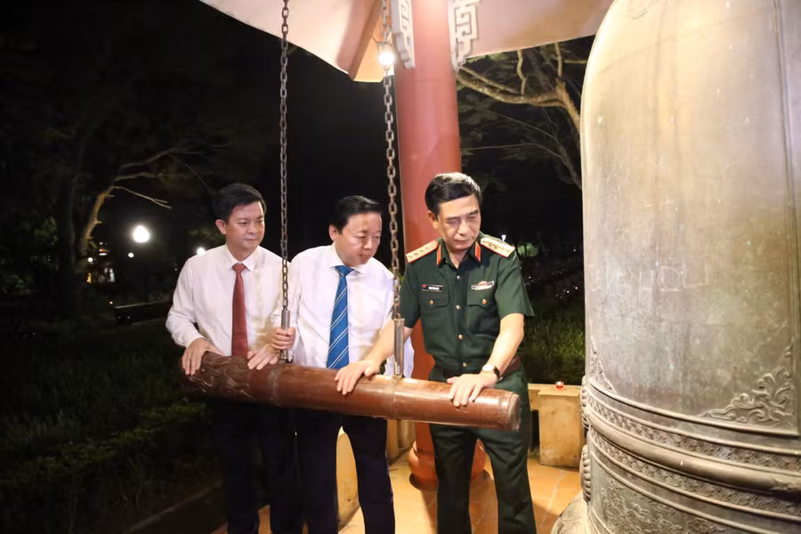 Đại tướng Phan Văn Giang, Bộ trưởng Bộ Quốc phòng và các lãnh đạo thỉnh chuông tại Nghĩa trang Trường Sơn.