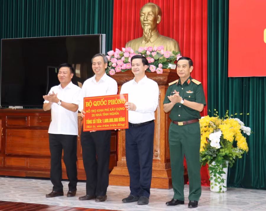 Bộ Quốc phòng hỗ trợ kinh phí xây 20 nhà tình nghĩa tặng người dân.