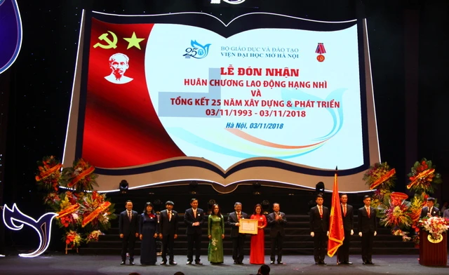 Viện Đại học Mở Hà Nội đón nhận Huân chương lao động hạng Nhì.