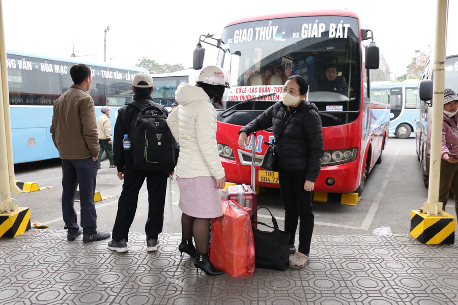 Các xe xuất bến vẫn còn rất nhiều ghế trống.