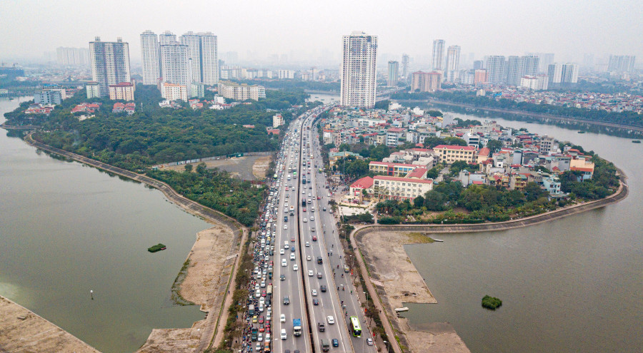 Tại đường Vành đai 3 trên cao, hàng dài xe nối đuôi nhau kéo dài.