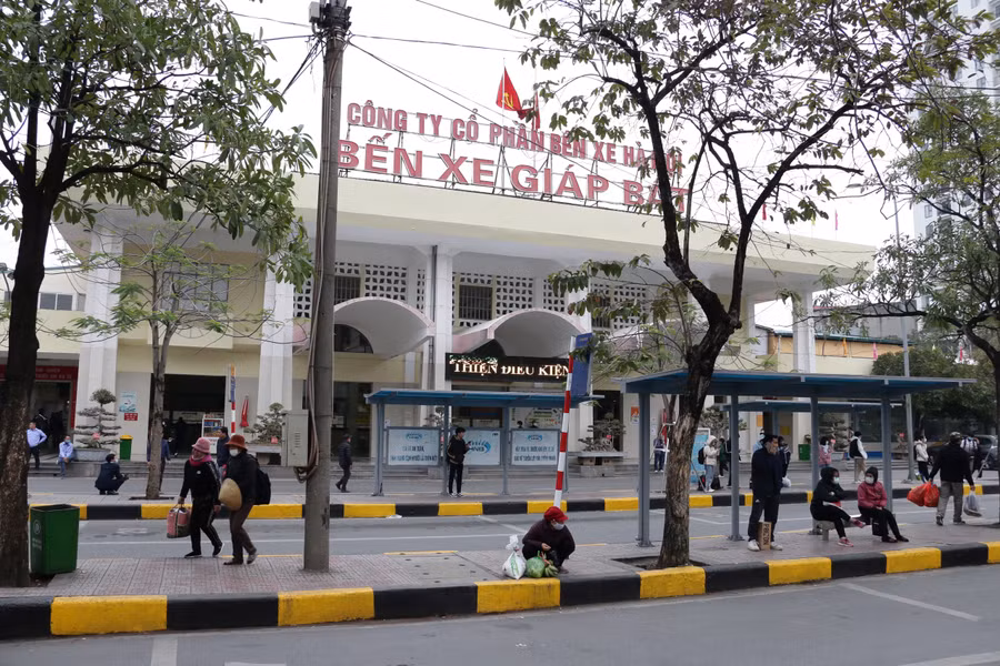 Các xe xuất bến vẫn còn rất nhiều ghế trống.