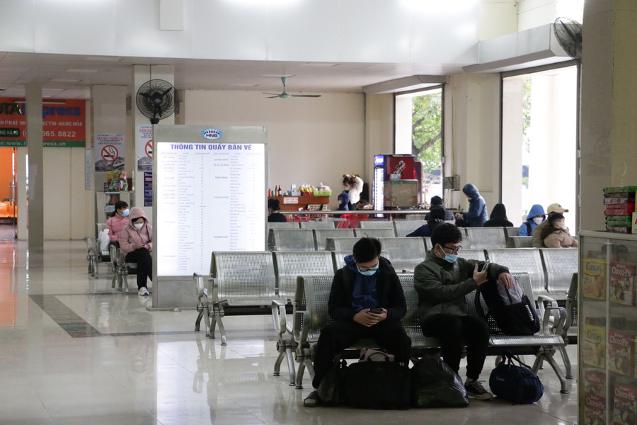 Tại phòng chờ của bến xe Giáp Bát vắng hành khách.