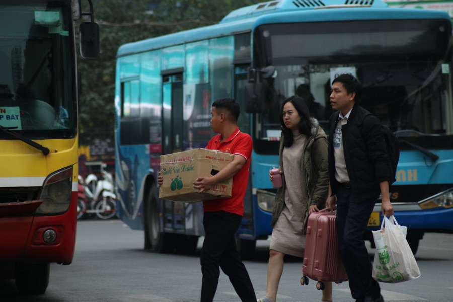 Tại bến xe Giáp Bát, lượng khách trong bến không quá đông.