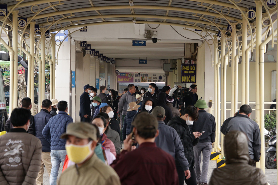 Nhiều người dân lỉnh kỉnh đồ đạc về nghỉ Tết Dương lịch.