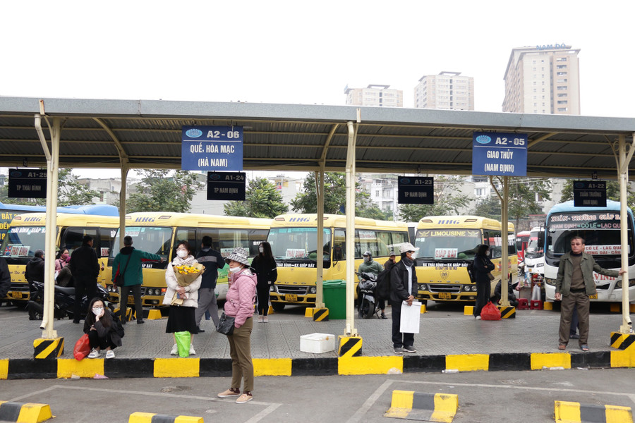 Các xe xuất bến vẫn còn rất nhiều ghế trống.