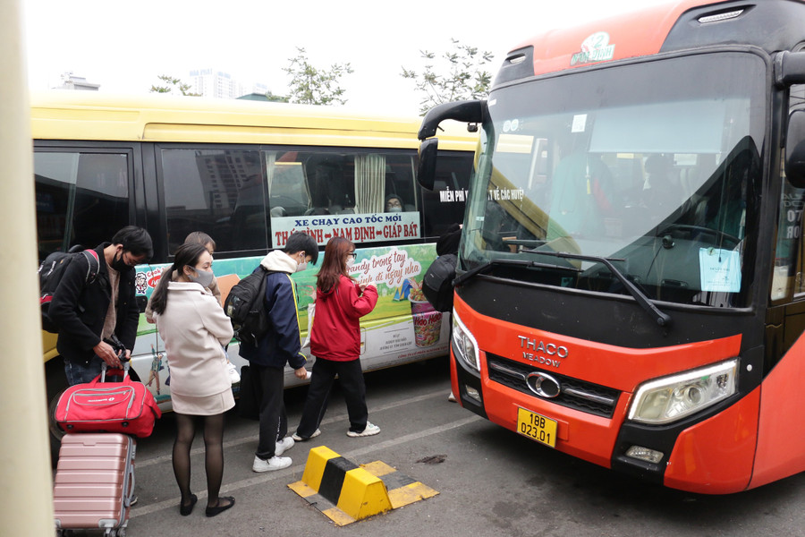 Các xe xuất bến vẫn còn rất nhiều ghế trống.