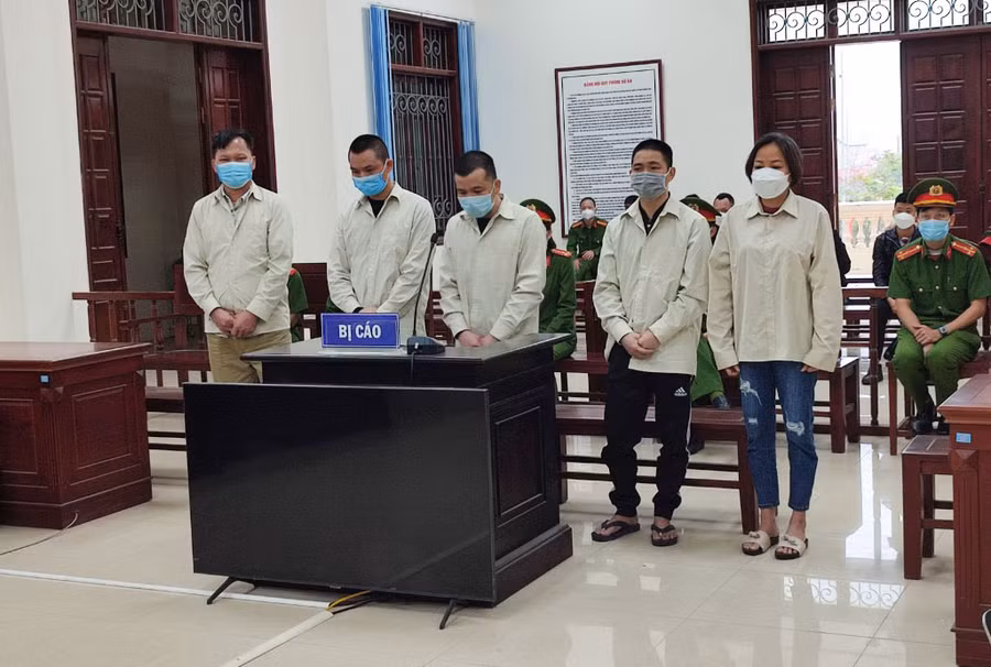 Các bị cáo tại phiên tòa xét xử.