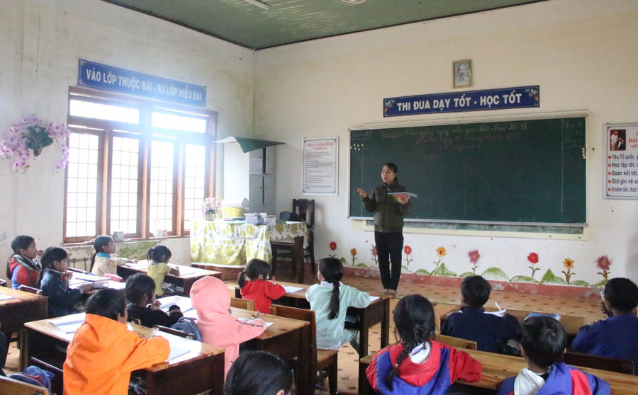 Giáo viên và học sinh tại điểm trường Kon Du, Trường PTDTBT Tiểu học xã Măng Cành (Kon Plông, Kon Tum)