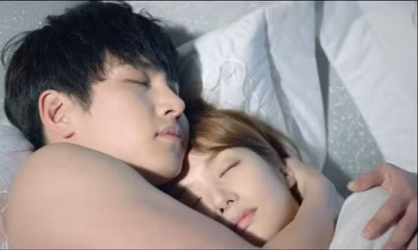 Dan ong CHUNG TINH thuong co thoi quen om va hon vo khi ngu - Anh 1