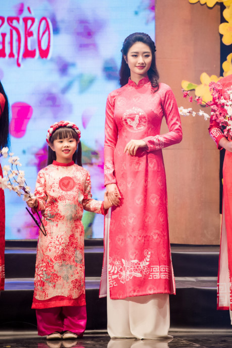 Hoa hậu Bản sắc Việt Thu Ngân trình diễn áo dài - Ảnh 4 Hoa hau Ban sac Viet Thu Ngan trinh dien ao dai - Anh 4