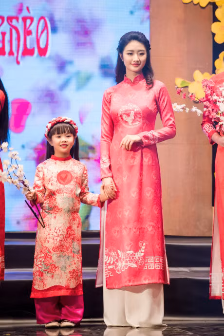 Hoa hau Ban sac Viet Thu Ngan trinh dien ao dai - Anh 4