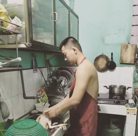 Trai dep an no hu tieu bi co gai cam 