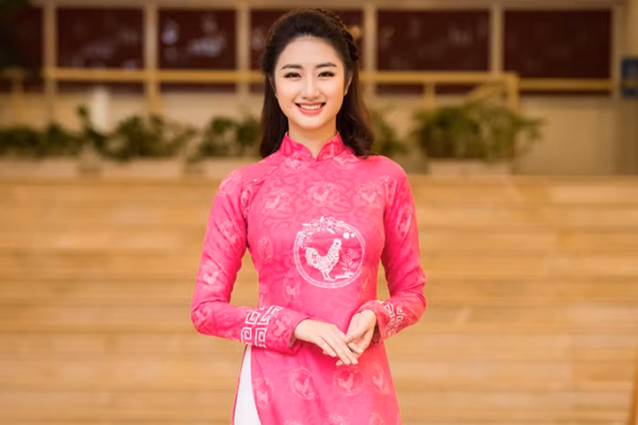 Hoa hậu Bản sắc Việt Thu Ngân trình diễn áo dài