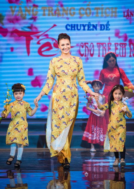 Hoa hậu Bản sắc Việt Thu Ngân trình diễn áo dài - Ảnh 6 Hoa hau Ban sac Viet Thu Ngan trinh dien ao dai - Anh 6