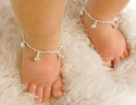 Vi sao cha me khong nen deo lac tay, vong bac cho tre? - Anh 1