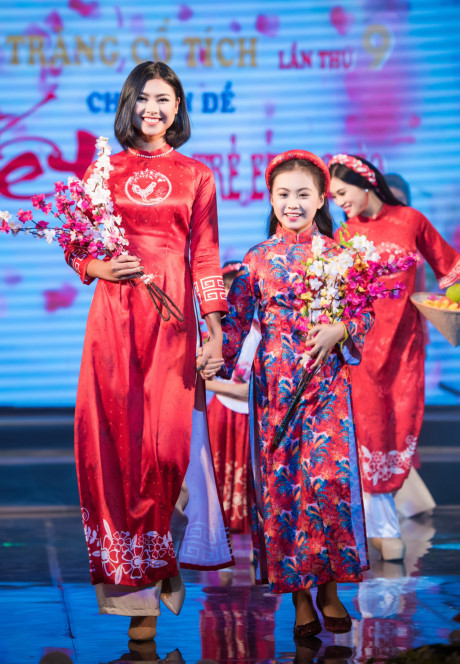 Hoa hậu Bản sắc Việt Thu Ngân trình diễn áo dài - Ảnh 5 Hoa hau Ban sac Viet Thu Ngan trinh dien ao dai - Anh 5