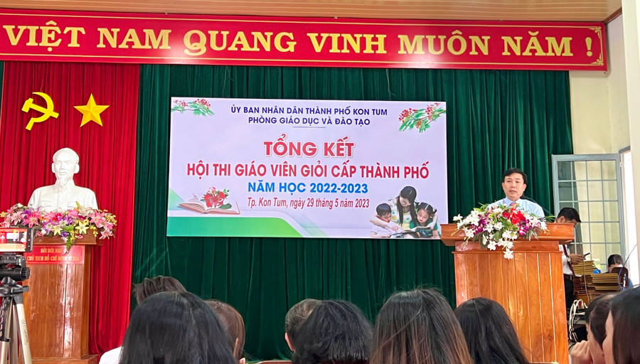 Ông Thái Khắc Hoà, trưởng Phòng GD&ĐT thành phố Kon Tum phát biểu tại buổi lễ. Ông Thái Khắc Hoà, trưởng Phòng GD&ĐT thành phố Kon Tum phát biểu tại buổi lễ.