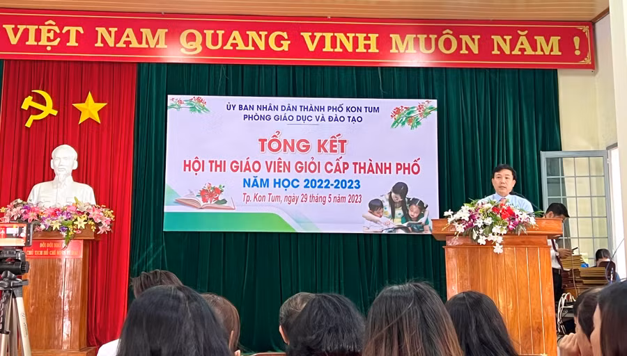 Ông Thái Khắc Hoà, trưởng Phòng GD&amp;ĐT thành phố Kon Tum phát biểu tại buổi lễ.