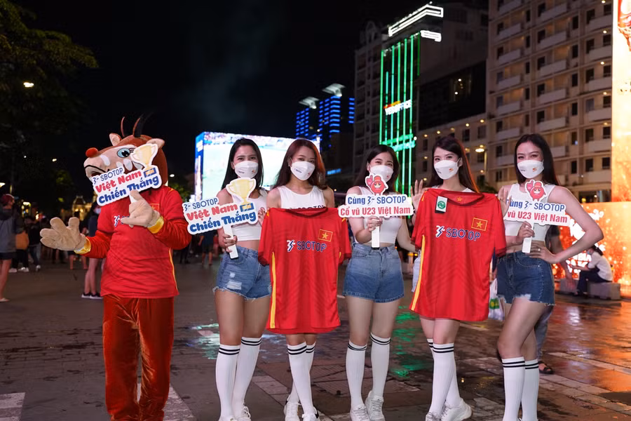 Cổ động viên "cháy hết mình" trên phố đi bộ cổ vũ trận bán kết Việt Nam – Malaysia ảnh 2