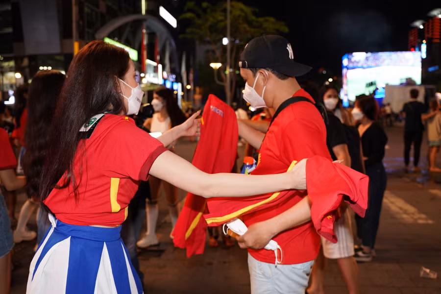 Cổ động viên "cháy hết mình" trên phố đi bộ cổ vũ trận bán kết Việt Nam – Malaysia ảnh 3