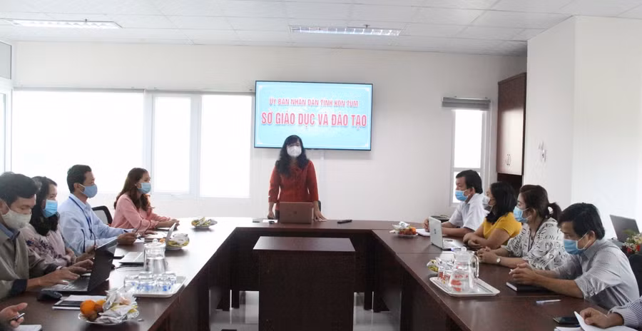 Bà Phạm Thị Trung, Giám đốc Sở GD&amp;ĐT Kon Tum phát biểu tại buổi gặp mặt.