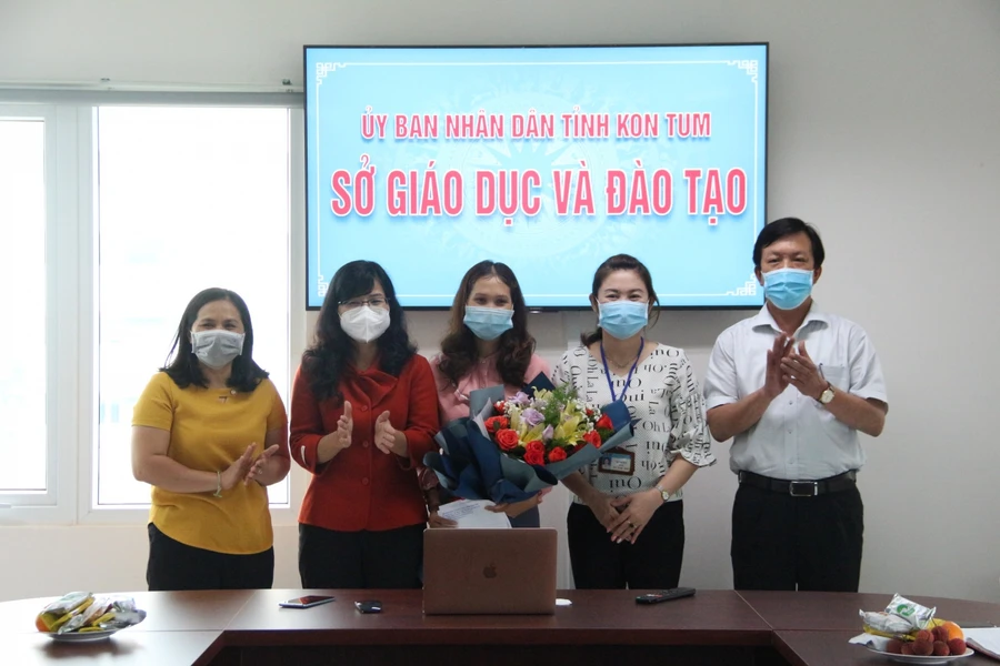 Lãnh đạo ngành giáo dục gặp mặt, tặng hoa cho nữ giáo viên người Brâu trẻ nhất trúng cử Đại biểu Quốc hội.