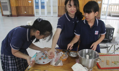 Miệt mài làm bánh.