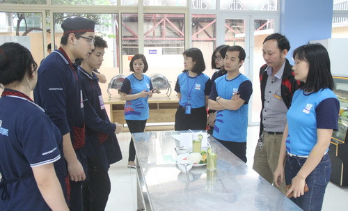 Thi nấu ăn. Học sinh thuyết trình sau khi hoàn thành món ăn của nhóm mình.