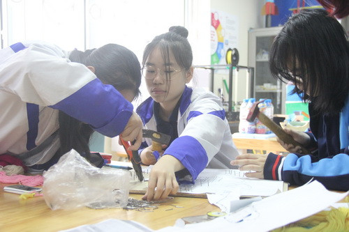 Tập trung cao độ để sáng tạo nghệ thuật trên "Bảng đinh kỳ diệu".