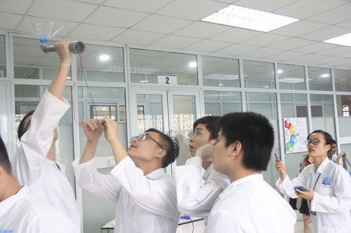 Học sinh hào hứng với sáng chế mát phát điện mini năng lượng gió.