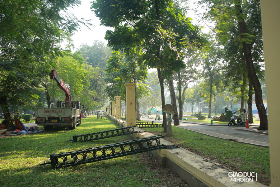 &quot;Theo kế hoạch, quá trình tháo dỡ rào công viên được thực hiện trong hơn 1 tháng, dự kiến đến ngày 28/2 sẽ hoàn thành”, ông Nguyễn Huy Cường cho biết.