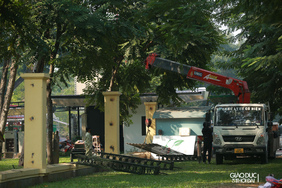 Hàng chục công nhân chia làm 3 điểm thi công tháo dỡ rào Công viên Thống Nhất.