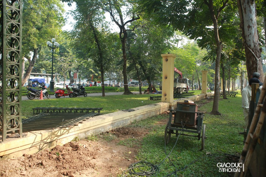 &quot;Theo kế hoạch, quá trình tháo dỡ rào công viên được thực hiện trong hơn 1 tháng, dự kiến đến ngày 28/2 sẽ hoàn thành”, ông Nguyễn Huy Cường cho biết.