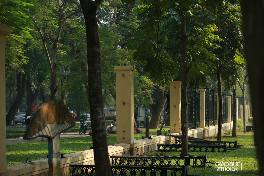 Theo đó, thành phố thống nhất khai trương không gian đi bộ ở quận Hai Bà Trưng, đồng thời dỡ bỏ tường rào một phía của Công viên Thống Nhất. Thời gian thực hiện dự kiến từ ngày 1/1/2023.