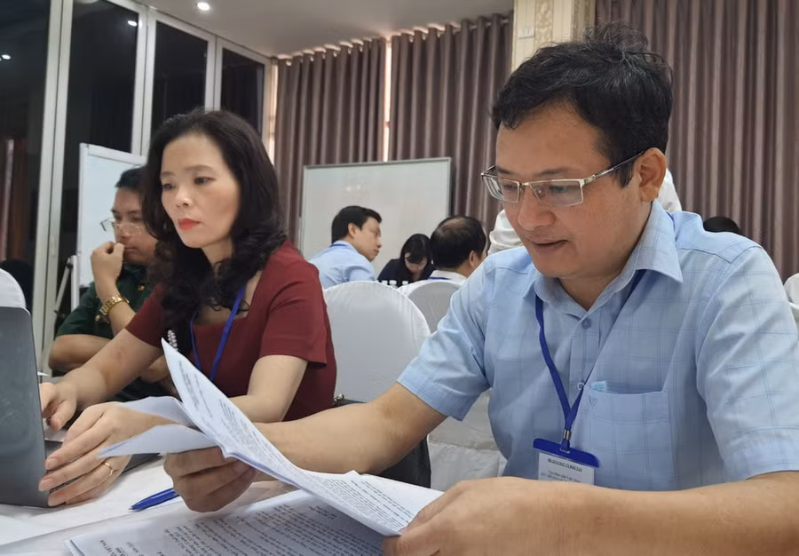 Các đại biểu nghiên cứu dự thảo thông tư.