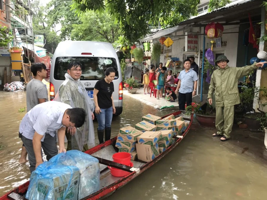 Giám đốc ĐH Huế (ngoài cùng bên phải) trực tiếp chỉ đạo cung cấp nhu yếu phẩm.