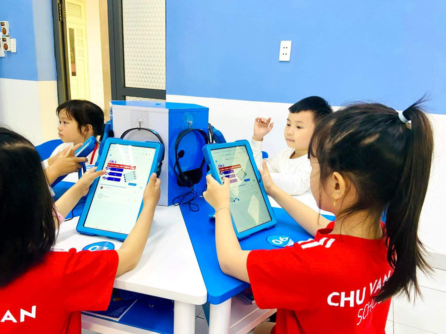 Học sinh trả lời câu hỏi trên máy tính bảng. Học sinh trả lời câu hỏi trên máy tính bảng.