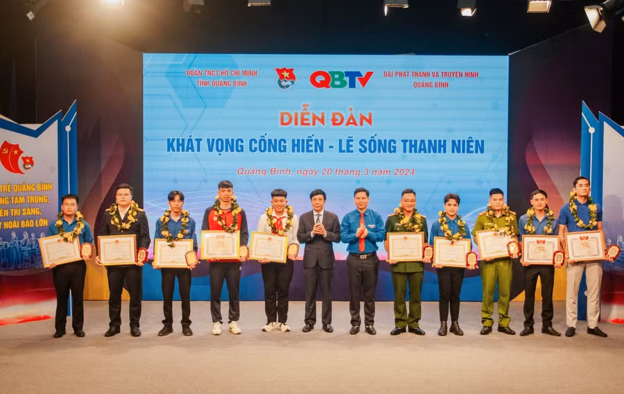 Trao giải thưởng “Gương mặt trẻ Quảng Bình tiêu biểu năm 2023” cho 10 cá nhân xuất sắc.