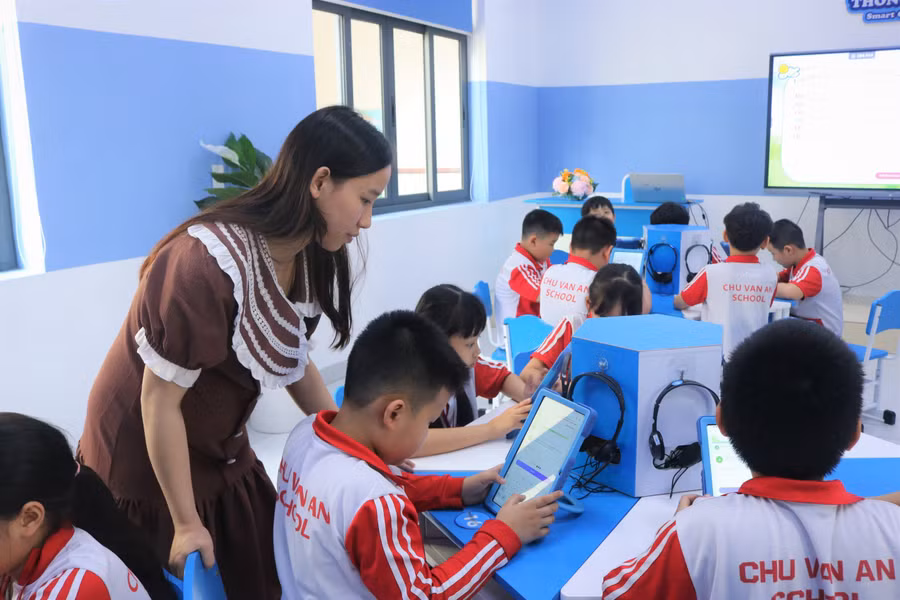 Cô giáo Từ Mỹ Duyên hướng dẫn học sinh vào bài học. 