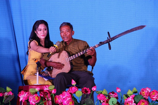 Chương trình còn có sự giao lưu của nghệ nhân dân gian