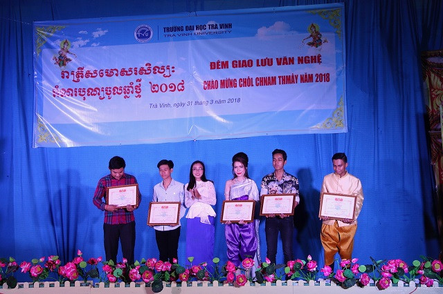 Và cuối cùng là khen thưởng các tiết mục xuất sắc