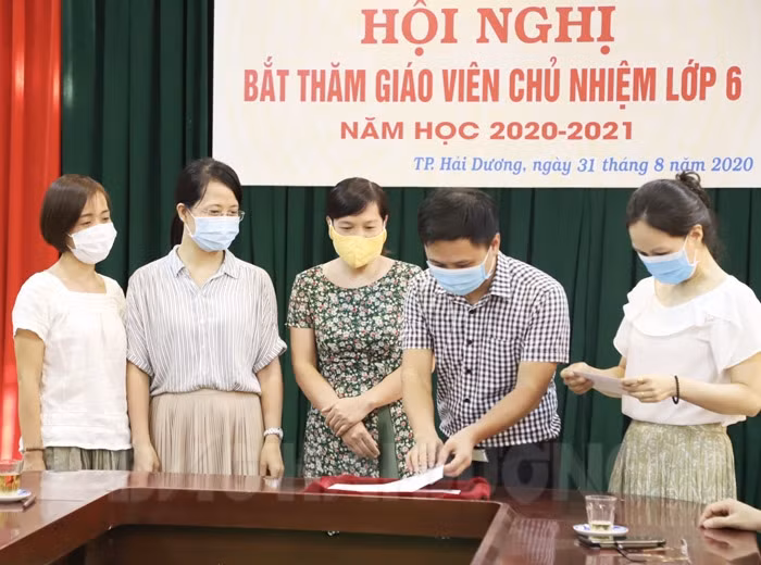 Các giáo viên Trường THCS Lê Quý Đôn thực hiện bốc thăm chủ nhiệm lớp 6. Ảnh: Báo Hải Dương