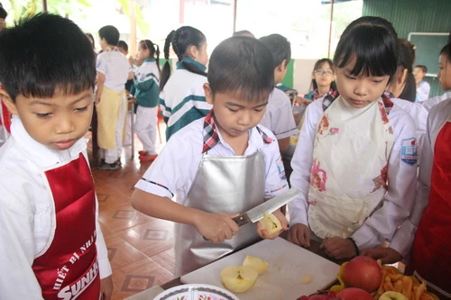 Rèn kỹ năng sống cho học sinh tiểu học bằng trải nghiệm thực tiễn