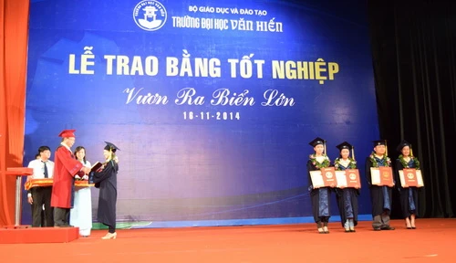 651 sinh viên Trường ĐH Văn Hiến nhận bằng tốt nghiệp